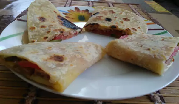 Mexikanische Quesadillas mit Fleischbällchen und Käse
