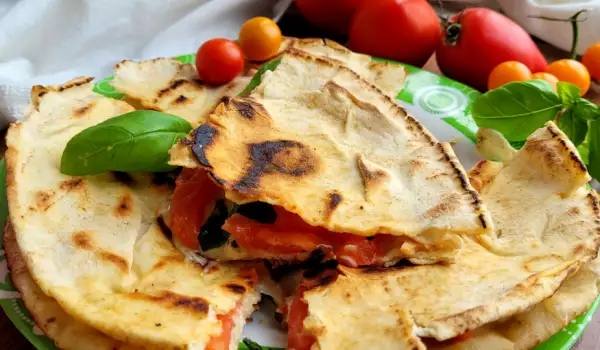 Quesadillas mit Tomaten und Käse