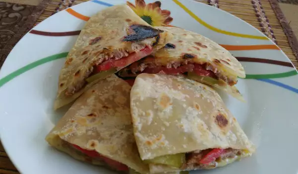 Mexikanische Quesadillas mit Fleischbällchen und Käse