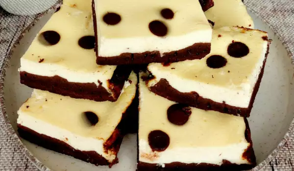 Keto Cheesecake Brownie mit Schoko-Kuchenboden
