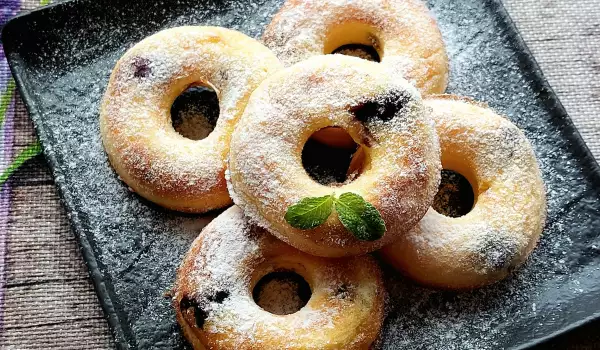 Keto Kokosdonuts mit Heidelbeeren