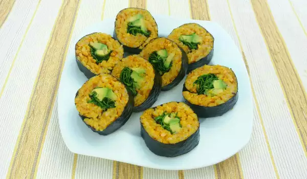 Goldene Veggie Kimbap mit Avocado und Spinat