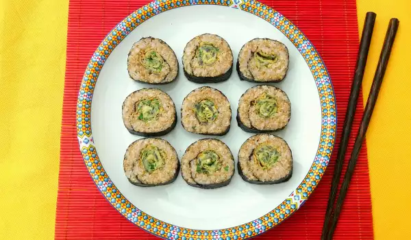 Kimbap mit Quinoa, Sojasoße und Eierrolle