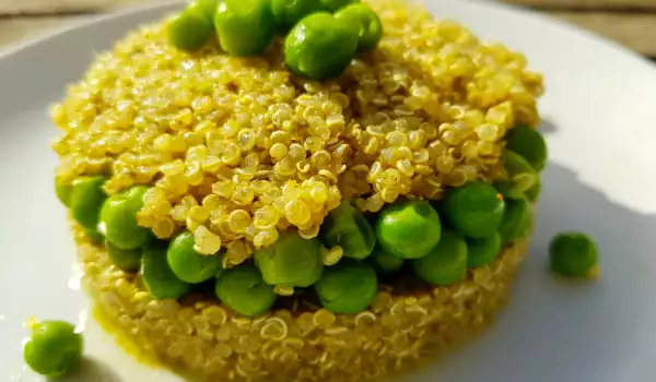 Salat mit Quinoa und Erbsen mit Mandelpesto