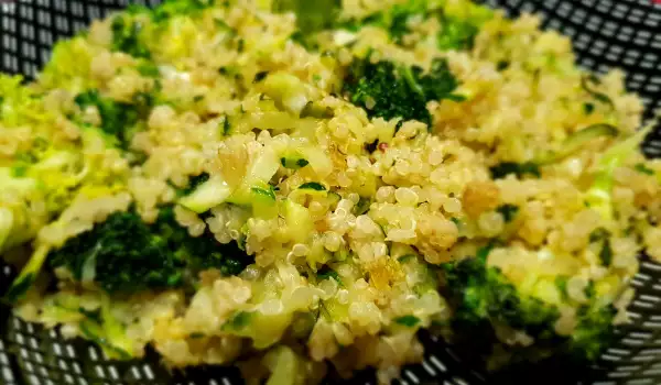 Quinoa mit Brokkoli und Zucchini