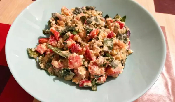 Salat mit Quinoa und Hüttenkäsedressing