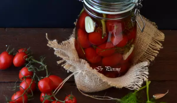 Eingelegte saure rote Tomaten mit Dill und Knoblauch