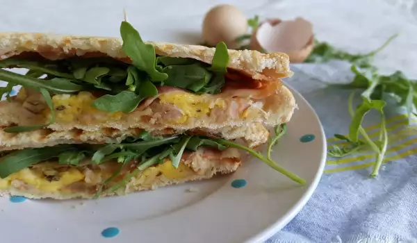 Club Sandwich mit Hähnchenfilet, Ei und Bacon
