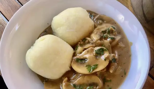 Knödel mit Pilzsoße