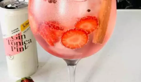 Cocktail mit Pink Gin und Erdbeeren