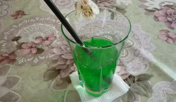 Erfrischender Cocktail aus Minze und Sprite
