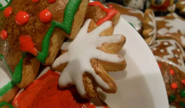 Weihnachtslebkuchen mit Eiweißglasur