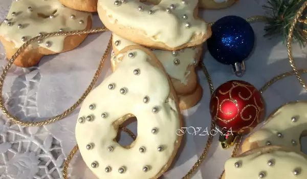 Haltbare Weihnachtsplätzchen mit weißem Zuckerguss