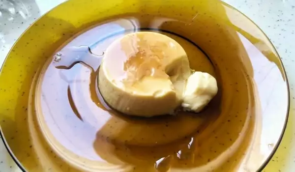 Köstliche Crème Caramel über Dampf