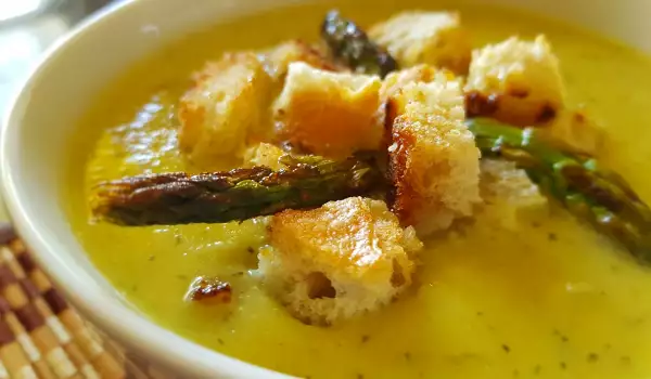 Cremesuppe aus Zucchini und Spargel