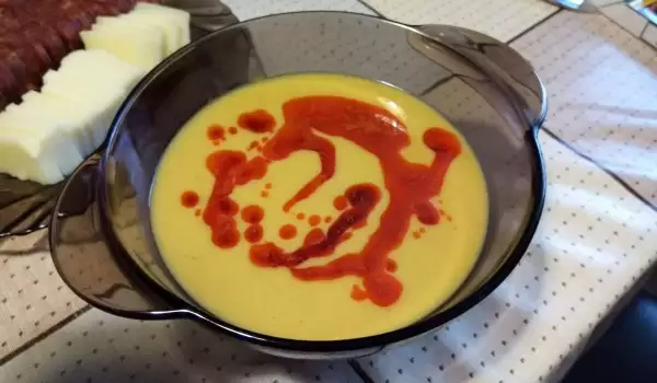 Türkische Cremesuppe aus roten Linsen