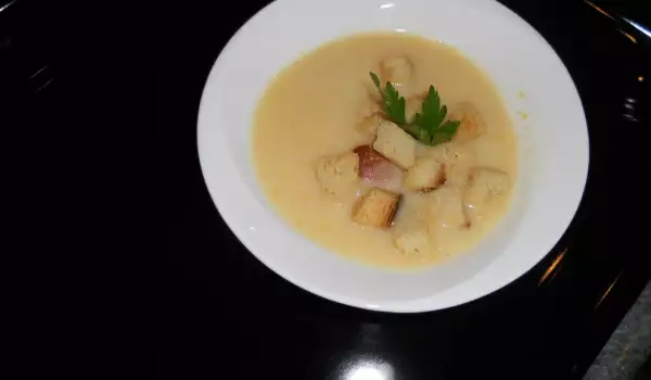 Cremesuppe aus Kartoffeln, Karotten und Sellerie