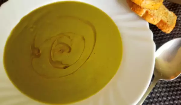 Cremesuppe mit Ampfer und Zucchini