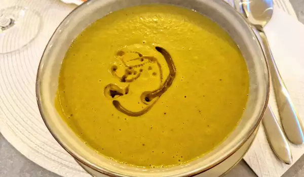 Cremesuppe aus Zucchini und Ampfer