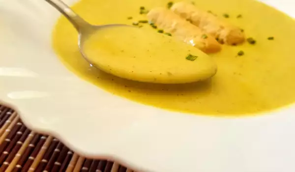 Zucchinicremesuppe mit Saurer Sahne und einen Hauch von Zitrone