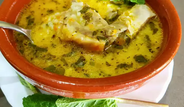 Suppe mit Lammrippchen und frischer grüner Minze