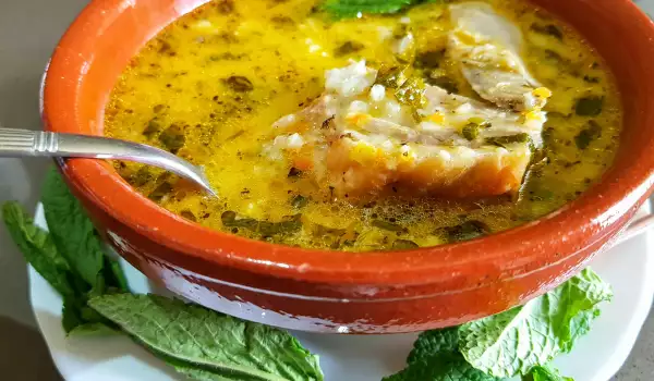 Suppe mit Lammrippchen und frischer grüner Minze