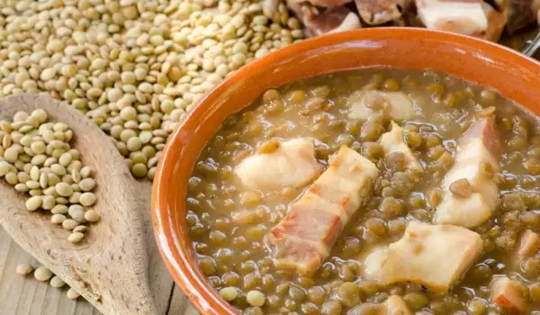 Kochen von grünen Linsen