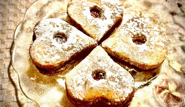Süße Linzer Kekse zum Valentinstag