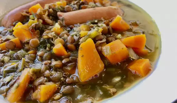 Deutsche Linsensuppe mit Würstchen