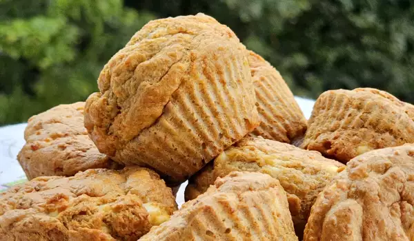 Kleine Muffins mit Einkornmehl und Käse