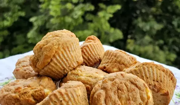 Kleine Muffins mit Einkornmehl und Käse