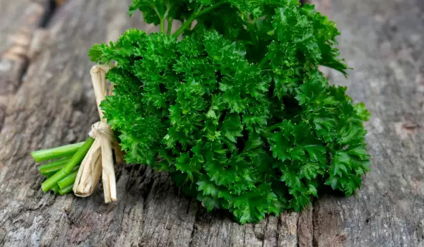 Petersilie passt gut zur Hühnersuppe