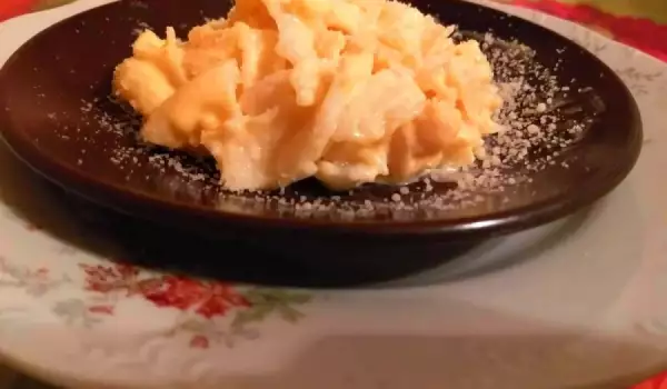 Im Ofen gebackene Makkaroni mit Käse, Saurer Sahne und Senf