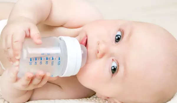 Wie man Wasser für ein Neugeborenes zubereitet