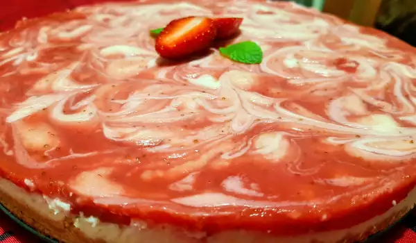 Marmorierter Cheesecake mit Erdbeeren und Limetten
