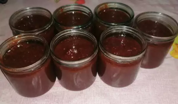 Marmelade aus Mispeln in Gläser