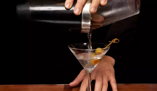 Zubereitung des Dry Martini Cocktail