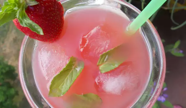 Wodka Cocktail mit Erdbeeren und Minze