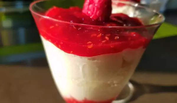 Eiscreme mit Mascarpone und Himbeeren