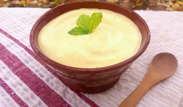 Hausgemachte Mayonnaise mit Olivenöl und Rucola