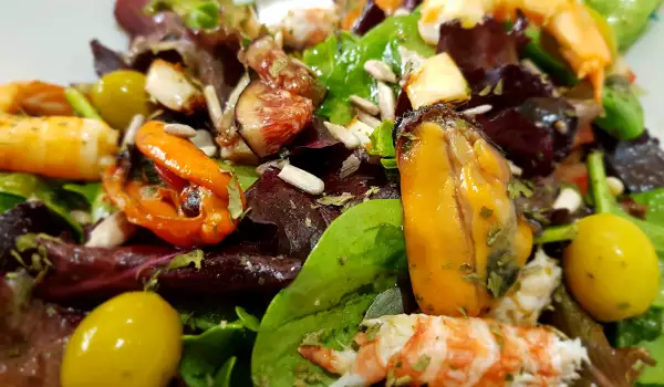 Mediterraner Salat mit Meeresfrüchten