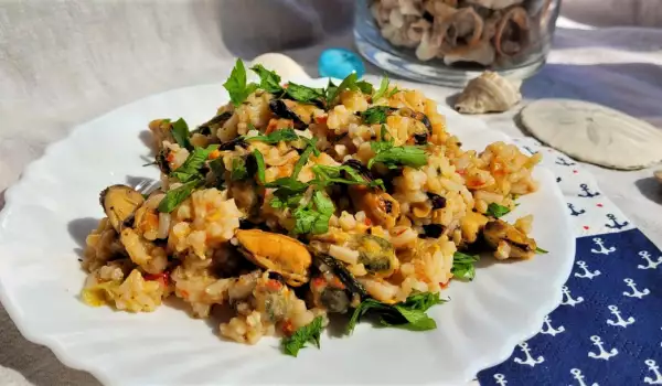 Muscheln mit Reis und Paprika