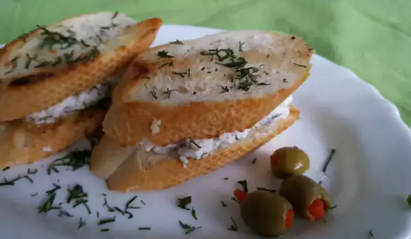Mini Sandwiches mit Oliven und Käse