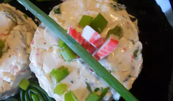 Salat mit Krabbenröllchen