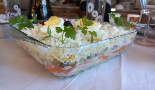 Schichtsalat mit geräuchertem Fleisch und Pilzen