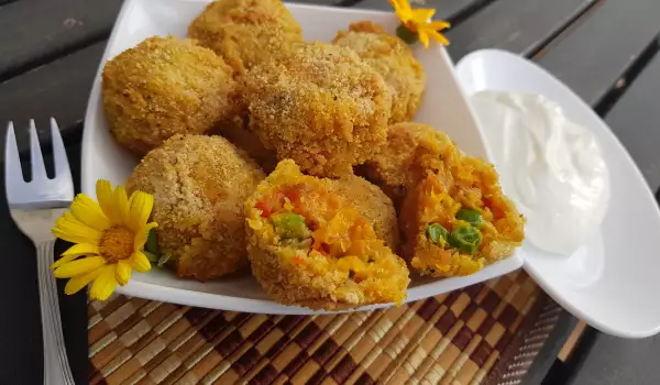 Gesunde Karottenkroketten mit veganer Panade und Soße