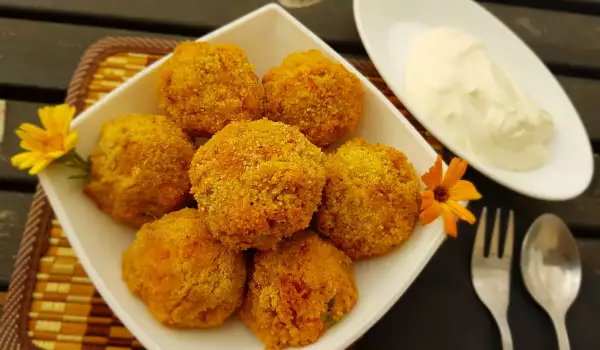 Gesunde Karottenkroketten mit veganer Panade und Soße