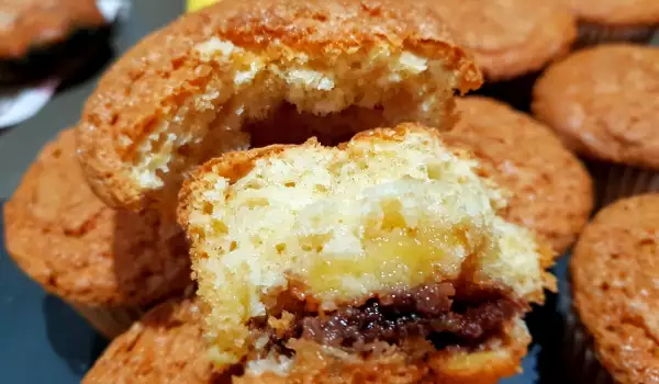 Fluffige Muffins mit Äpfeln und Schokolade