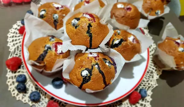 Einfache Muffins mit Heidelbeeren und Himbeeren