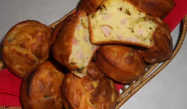 Herzhafte Muffins mit Ei und Speck
